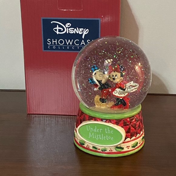 Mickey Mouse and Minnie Mouse Under the Mistletoe Snowglobe Jim Shore - Picture 2 of 7